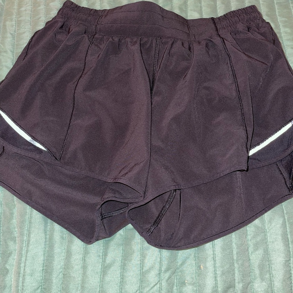 Lululemon hotty hot 2.5inch shorts